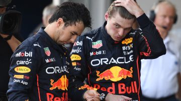 Sergio Pérez (i) y Max Verstappen (d) pilotos de Red Bull Racing de Fórmula 1.
