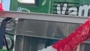 Fermín Martínez y su esposa Silvia Janeth frente a su camion de comida. (Suministrada)