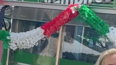Fermín Martínez y su esposa Silvia Janeth frente a su camion de comida. (Suministrada)