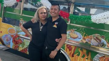 Fermín Martínez y su esposa Silvia Janeth frente a su camion de comida. (Suministrada)