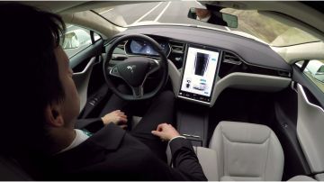 Algunos conductores aseguran sentirse cómodos cuando Tesla Autopilot o GM Super Cruise toman el control del vehículo