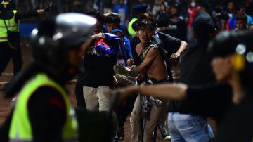 Tragedia en el fútbol de Indonesia dejó 127 muertos y 180 heridos.