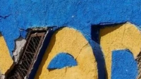 Los rusos trataron de borrar algunos de los símbolos de la ciudad de Jerson vinculados a Ucrania.