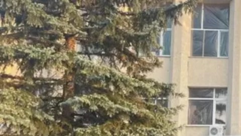 Militares ucranianos frente a un edificio gubernamental en Lyman.