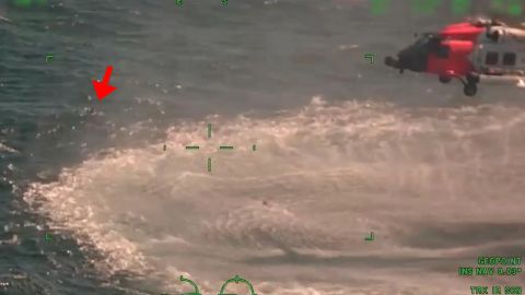 VIDEO: Guardacostas rescata a 3 pescadores que luchaban contra tiburones en el Golfo de México