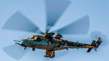 VIDEO Helicóptero artillado Mi-24 ucraniano sobrevuela peligrosamente a pocos metros de camiones y automóviles