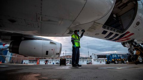 VIDEO Momento en que pasajeros gritan cuando su avión enfrenta turbulencias extremas y son lanzados fuera de sus asientos