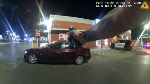 VIDEO: Policía de San Antonio despedido por dispararle a adolescente latino que comía hamburguesas en un estacionamiento de McDonald's