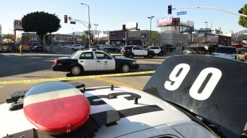 Víctima de robo de auto muere después de ser arrastrada 2 millas debajo de un SUV por un sospechoso de asesinato que huía de LAPD