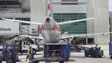 Vuelo de American Airlines aterriza de emergencia por el mal olor del equipaje de mano de un pasajero