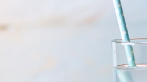 Tiktoker india muestra cómo curar la resaca con agua de coco