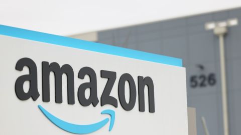 Imagen de un local de Amazon en color azul y blanco.