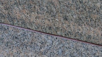 Imagen de una placa del banco de American Express colocada en el muro de un edificio.