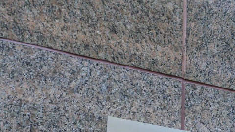 Imagen de una placa del banco de American Express colocada en el muro de un edificio.