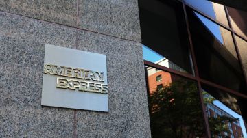 Imagen de una placa del banco de American Express colocada en el muro de un edificio.