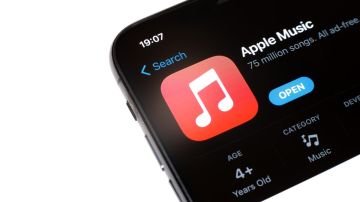 Imagen de un icono de la aplicación Apple Music, en la pantalla de un teléfono celular.