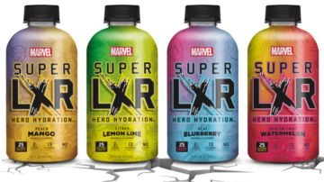 Imagen de cuatro botellas de la nueva línea de bebidas hidratantes de AriZona y Marvel.