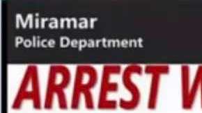 La policía ha distribuido la fotografía del supuesto estafador y su hijo para tratar de dar con sus paraderos.