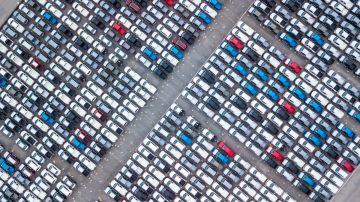 Imagen aérea de decenas de autos estacionados.