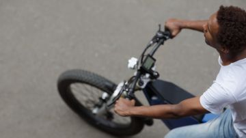 Imagen de una persona montada en una bicicleta.