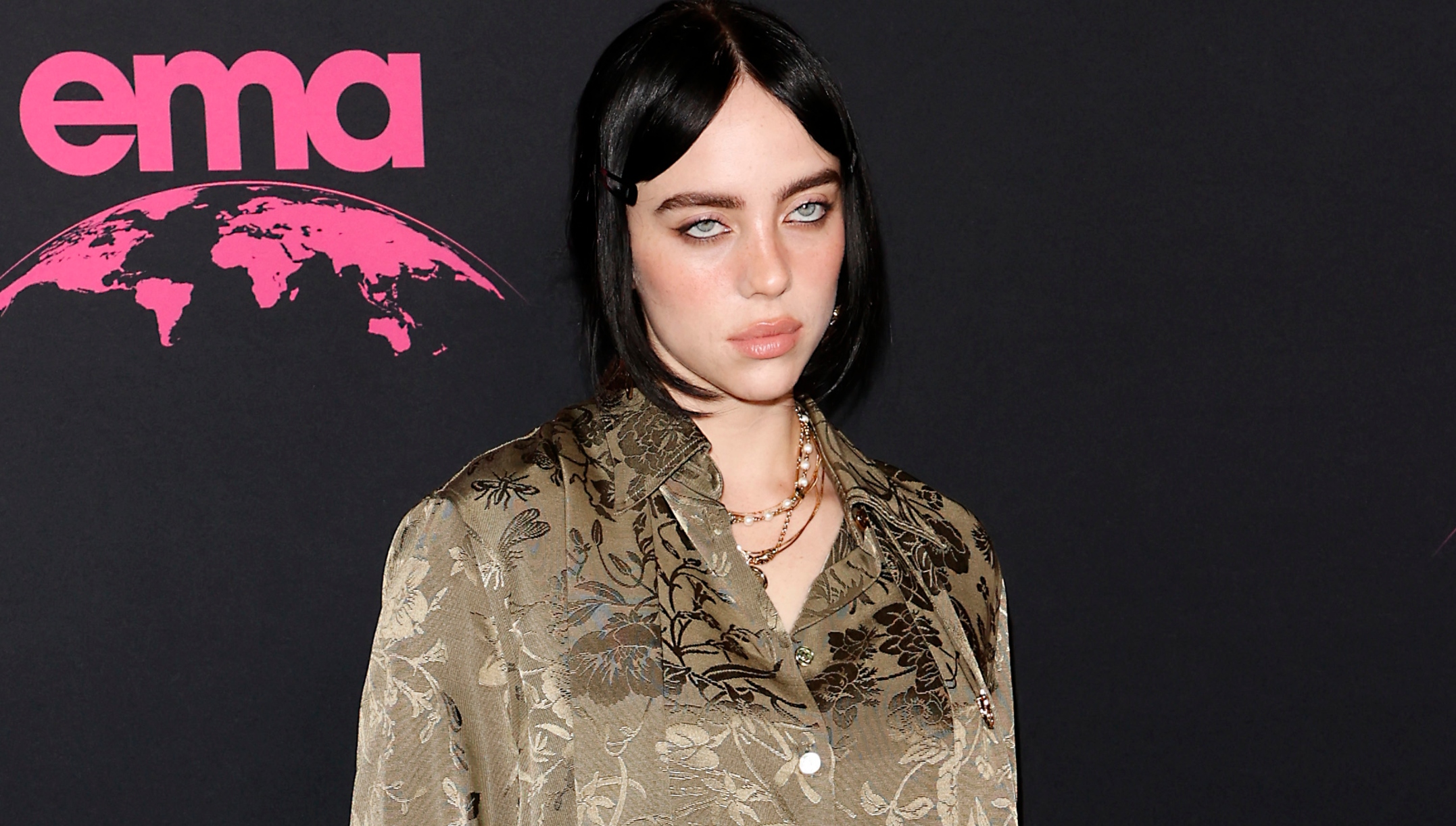 In a black swimsuit Billie Eilish is seen in the pool - Trending News