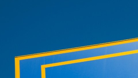 Imagen del logotipo de Blockbuster en un boleto de cine de color azul con letras amarillas.