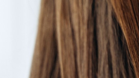 Productos químicos para alisar el cabello aumentan el riesgo de cáncer de útero según estudio