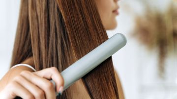 Productos químicos para alisar el cabello aumentan el riesgo de cáncer de útero según estudio
