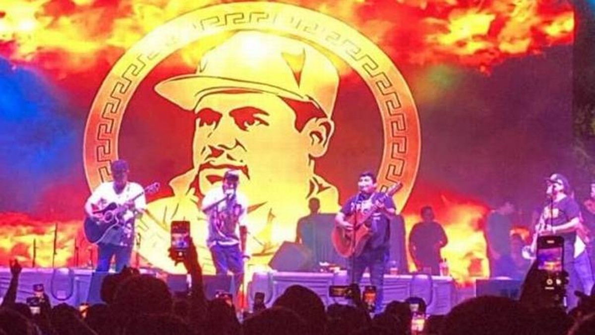 Durante el show se proyectó en las pantallas del escenario el rostro del exlíder del Cártel de Sinaloa.