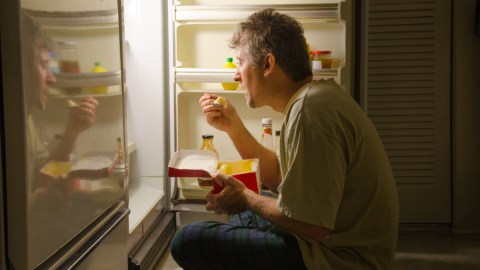 Mientras más tarde comemos en el día, más hambre tenemos, afirma un estudio
