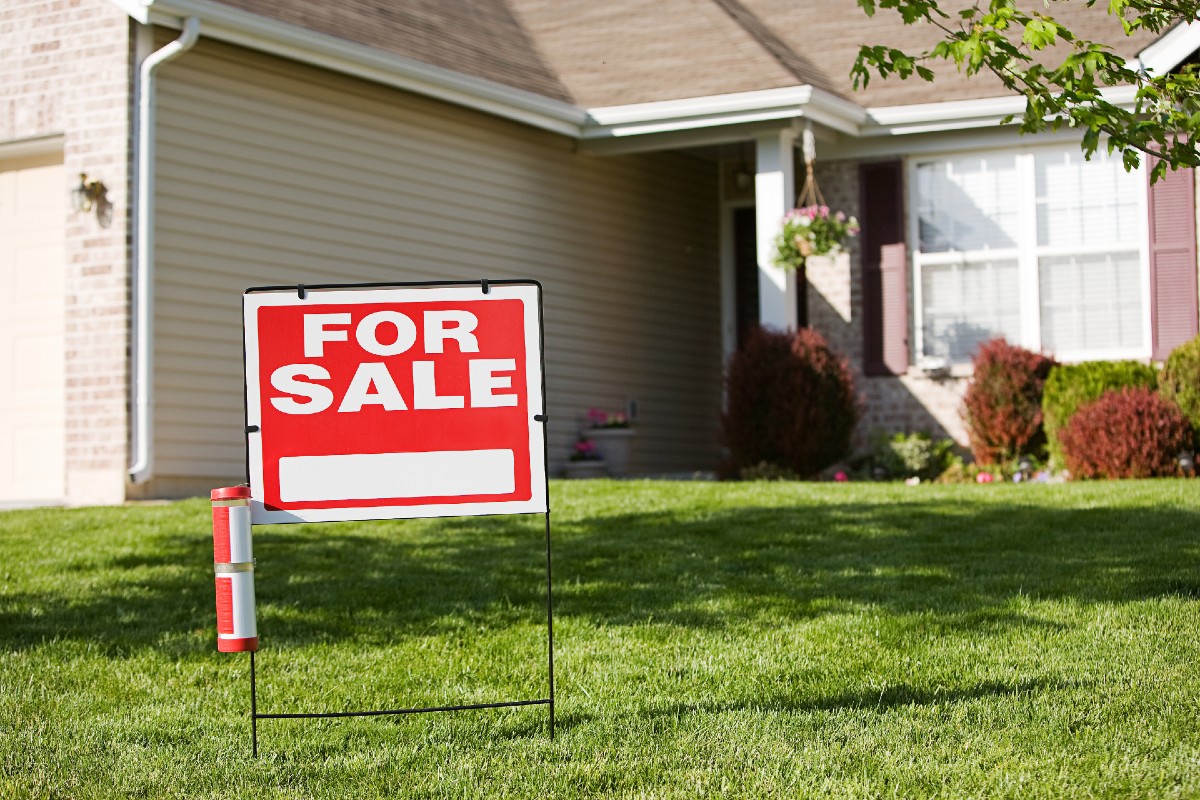 El número de viviendas vendidas cayó 25% en el último año, a septiembre, mientras que el 22% de las casas en venta tuvo una caída de precio en el mismo período de tiempo.