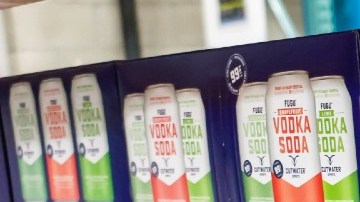 Imagen de cajas de la bebida con alcohol de la marca cutwater.