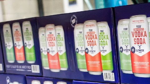 Imagen de cajas de la bebida con alcohol de la marca cutwater.