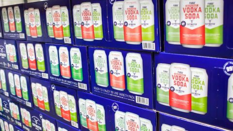 Imagen de cajas de la bebida con alcohol de la marca cutwater.