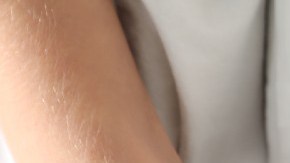 Imagen de unas manos que sacan dinero de abajo de un colchón.