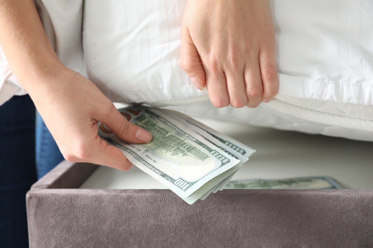 Los 10 peores lugares de una casa para esconder dinero en efectivo - La  Opinión