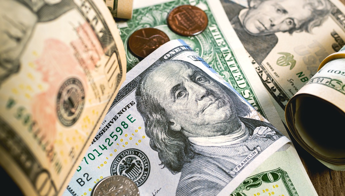 Recibir ayuda en dinero en efectivo se considera carga pública bajo la regla final. (Shutterstock)