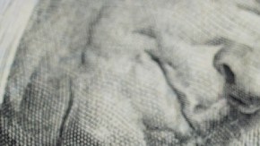 Imagen de dos billetes de 100 dólares.