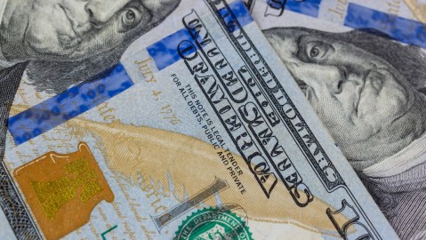 Imagen de dos billetes de 100 dólares.