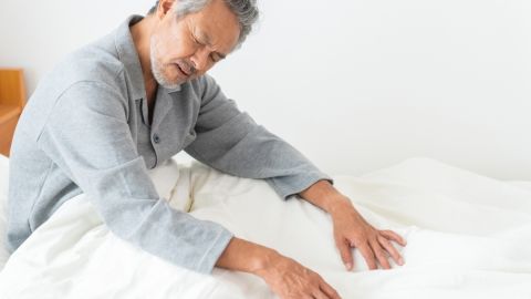 Dormir 5 horas o menos luego de los 50 años puede aumentar los riesgos de problemas de salud