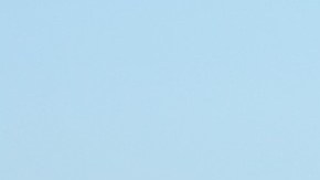 Imagen de una bandera de Estados Unidos en un puerto mercante.