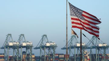 Imagen de una bandera de Estados Unidos en un puerto mercante.