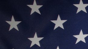 Imagen de una bandera de Estados Unidos y de dólares.