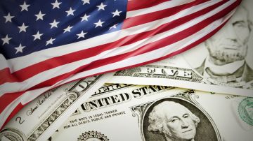 Imagen de una bandera de Estados Unidos y de dólares.