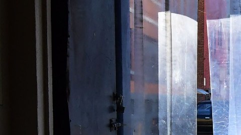 Imagen de un trabajador que sale de una congeladora.