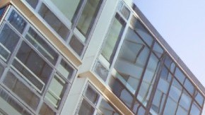 Una persona de pie entre edificios.