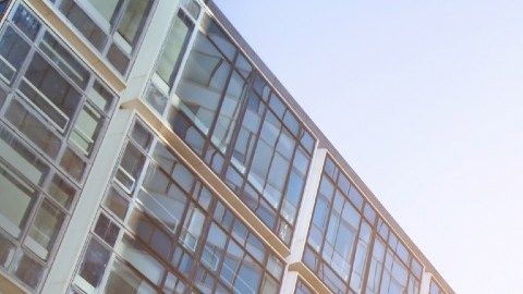Una persona de pie entre edificios.