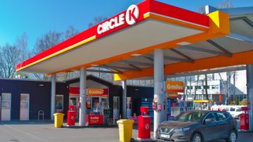 Imagen de una estación de gasolina de la marca Circle K y de un vehículo estacionado.