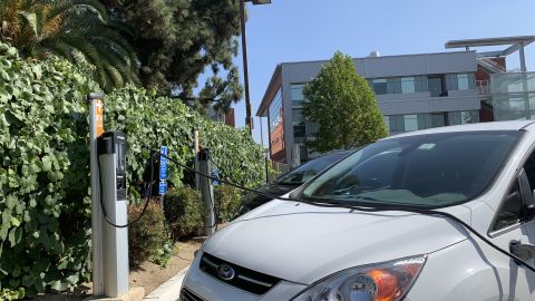 Se espera que después del 2035 ya no se venderán vehículos de gasolina.
