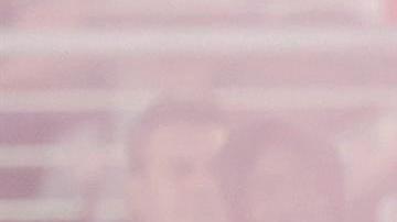 El manifestante fue detenido en pleno campo por un jugador de los Rams.